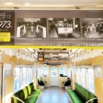 阪急大阪梅田駅の歴史を紹介する中づりポスターが掲示された記念列車の車内（阪急電鉄提供）