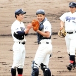 仁川学院高校時代にバッテリーを組んだ桑田理介選手（左）と佐藤輝明選手（桑田さん提供）