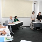 実習先の企業で報告に臨む学生たち＝兵庫県香美町