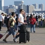 半袖姿で歩く人たち＝３日午後、神戸市中央区波止場町（撮影・斎藤雅志）