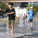 水遊びをする子どもら＝３日午後、神戸市中央区波止場町（撮影・斎藤雅志）