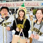 試合開始の３時間以上前に球場へ駆け付けた阪神ファン。パイン飴のかぶり物は手作り＝４日午後３時１１分、京セラドーム大阪