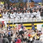 ２００３年の優勝パレードで沿道からのファンの声援に応える阪神ナインら＝神戸市中央区