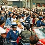 １９９５年の優勝パレードでファンの声援に応えるオリックスのイチロー選手ら＝神戸市中央区