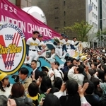 日本一に輝いた１９９６年のパレードで手を振るオリックスのイチロー選手ら＝神戸市中央区