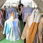 古着の生地を縫い合わせるなどして生まれ変わったアップサイクルの服やバッグ＝神戸市中央区港島中町６、ワールド本社（撮影・風斗雅博）