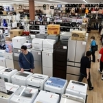 電化製品から衣料品まで大量の中古商品をそろえるリユースショップ＝尼崎市大庄川田町（撮影・中西幸大）