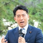 街頭で連立政権の意義を訴える小泉進次郎元環境相＝５日午後、尼崎市内