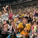 ５回、ノイジーの適時打で６-０とリードを広げ、歓喜する阪神ファン＝５日夜、西宮市の甲子園球場（撮影・吉田敦史）