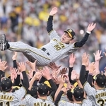 日本一となり胴上げされる阪神・岡田監督＝京セラドーム大阪（撮影・中田匡峻）