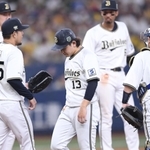 ５回途中で降板したオリックス・宮城（中央）＝京セラドーム大阪（撮影・中田匡峻）