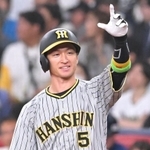 ５回、中前打を放ちポーズを決める阪神・近本光司＝京セラドーム（撮影・高部洋祐）