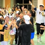 阪神の日本一が決定し、歓喜に包まれる参加者ら＝５日午後、淡路市久留麻、東浦子育てセンター