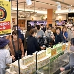 岡田彰布監督の背番号にちなんだ８０円のセール商品が並び、にぎわう売り場＝６日午前、神戸市東灘区御影中町３、阪急オアシス御影店