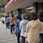 百貨店「阪神・御影」前には、開店を待ちわびる人たちの長蛇の列ができた＝６日午前、神戸市東灘区御影中町３