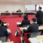 兵庫県内のいじめの発生状況を共有し、防止策について意見を交わす出席者＝神戸市中央区下山手通４