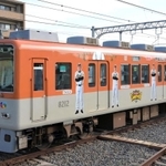 阪神タイガースの岡田監督や選手らの写真をあしらい、運行を始めた特別電車＝７日午前、西宮市甲子園七番町、阪神甲子園駅（撮影・斎藤雅志）