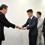 神戸市の担当者に申し入れ書を手渡す丸尾牧兵庫県議＝８日午後、神戸市中央区