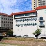宝塚音楽学校（右）。左は宝塚大劇場＝宝塚市武庫川町