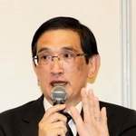 説明会後、会見するＪＲ西日本の長谷川一明社長＝１１日午後、宝塚市内