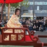 大手前通りをパレードする、千姫にふんした俳優の原菜乃華さん＝１１日午後、姫路市本町（撮影・辰巳直之）