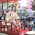 大手前通りをパレードする、千姫にふんした俳優の原菜乃華さん＝１１日午後、姫路市本町（撮影・辰巳直之）
