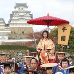 姫路城を背に記念撮影する、千姫に扮（ふん）した俳優の原菜乃華さん（奥）ら＝１１日午後、姫路市本町（撮影・辰巳直之）
