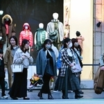 急な冷え込みに上着を着込んで歩く人たち。ショーウインドーも冬の装い＝１１日午後、神戸市中央区（撮影・中西幸大）