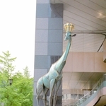 東京・八重洲のビル前に立つキリンの仲間。秋田や長崎県内にもキリンの像が立っているという＝東京都内、安藤泉さん提供