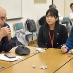 合宿で、被災した人の体験を聞く学生ら＝神戸市北区、しあわせの村