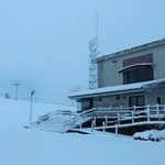 初雪が降ったハチ高原＝１３日午前６時５０分、養父市内（撮影・吉田みなみ）