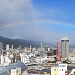 神戸の市街地上空を彩った虹＝１３日午後、神戸市中央区東川崎町１から東を望む（撮影・斎藤雅志）