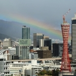 三宮のビル群を覆うような低い虹＝神戸市中央区東川崎町１から東を望む（撮影・笠原次郎）