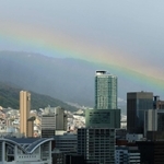 神戸市街地を覆う低い虹＝１３日午後、神戸市中央区東川崎町１から東を望む（撮影・笠原次郎）