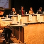瀬戸内海の将来像について高校生や大学生らが意見を交わしたパネル討議＝神戸市中央区港島中町６