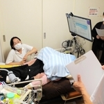 個別避難計画について、丹波市職員やヘルパーと話し合う筋萎縮性側索硬化症（ＡＬＳ）患者の笹倉克敏さん＝丹波市山南町