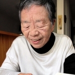 父安田善四郎さんが残した戦前の駅スタンプを眺める久保田純子さん＝西宮市内