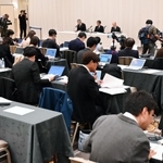 大勢の報道陣が集まった宝塚歌劇団の会見＝１４日午後、宝塚市栄町１、宝塚ホテル