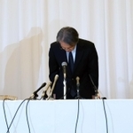 劇団員の死亡を受け、謝罪する宝塚歌劇団の木場健之理事長（中央）、村上浩爾専務理事（右）、井塲睦之理事・制作部長（左）＝１４日午後、宝塚市栄町１、宝塚ホテル