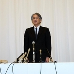 劇団員の死亡を受け、謝罪する宝塚歌劇団の木場健之理事長（中央）、村上浩爾専務理事（右）、井塲睦之理事・制作部長（左）＝１４日午後、宝塚市栄町１、宝塚ホテル）