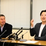 来年の「１・１７のつどい」について話す藤本真一実行委員長（右）ら＝１４日午後、神戸市役所