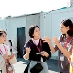 仮設住宅で現地ＮＧＯ職員から話を聞く大学生ら＝トルコ南部（ＣＯＤＥ提供）