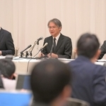 会見で、報道陣の質問に答える木場健之理事長（奥中央）ら＝１４日午後、宝塚市栄町１、宝塚ホテル（撮影・風斗雅博）