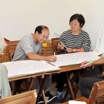 イベント「筆談カフェ」で、会話を楽しむ参加者ら＝西宮市南昭和町