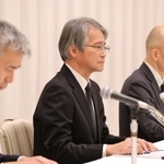 劇団員の死亡を受け、会見する宝塚歌劇団の（左から）井塲睦之理事・制作部長、木場健之理事長、村上浩爾専務理事＝１４日午後、宝塚市栄町１、宝塚ホテル