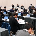 宝塚歌劇団の俳優の女性が急死した問題を巡る調査報告が公表され、大勢の報道陣が集まった会見＝１４日午後、宝塚市栄町１、宝塚ホテル