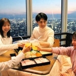 夜景を眺めながら家族団らんが楽しめるあべのハルカスの「かこむｄｅこたつ」＝いずれもあべのハルカス５８階