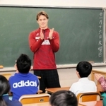 訪問した小部東小６年生と夢について語り合った神戸のＤＦ酒井高徳＝神戸市北区鈴蘭台北町７