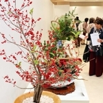 実や紅葉から秋を感じられる生け花が並ぶ会場＝神戸市中央区明石町