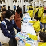 受け付けでアスリートビブスなどを受け取る神戸マラソンの出場者ら＝１７日午後、神戸市中央区港島中町６（撮影・長嶺麻子）